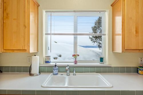 um balcão de cozinha com um lavatório e uma janela em Somers Bay Overlook em Somers
