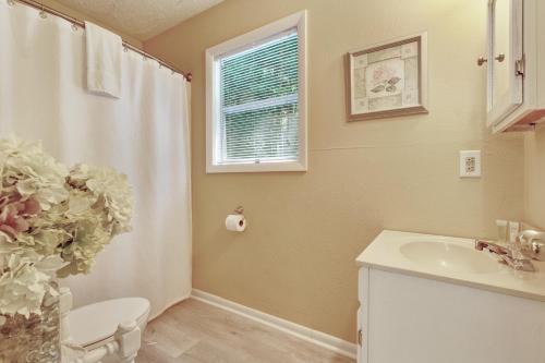 シルバにある2 Bed 1 Bath Vacation home in Sylvaのバスルーム(洗面台、トイレ付)、窓が備わります。