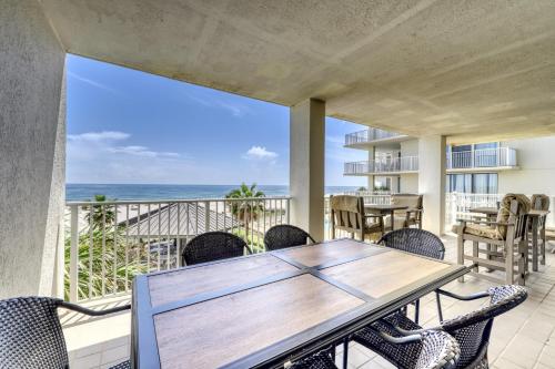 una mesa y sillas en un balcón con vistas al océano en Windward Pointe #306, en Orange Beach