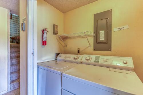 - un lave-linge et un sèche-linge dans la buanderie dans l'établissement Snowlake D-25, à Sugar Mountain