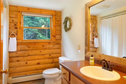 Phòng tắm tại Private Franconia Log Cabin