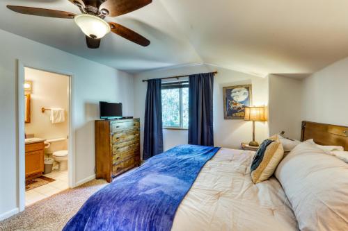 Una cama o camas en una habitación de Aspen Glen 80
