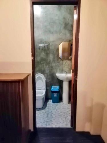 Bilik mandi di Ilakai Hostel