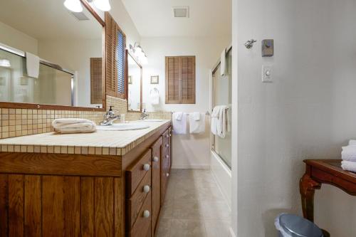 ein Bad mit einem Waschbecken und einem Spiegel in der Unterkunft Ocean Breeze in Fort Bragg