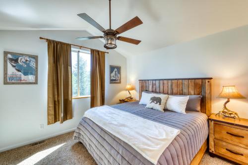 銀座的住宿－Aspen Glen 80，一间卧室配有一张床和吊扇