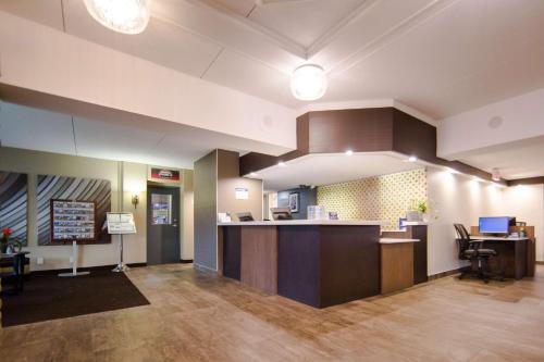 Ett kök eller pentry på Best Western Plus Ottawa Kanata Hotel and Conference Centre