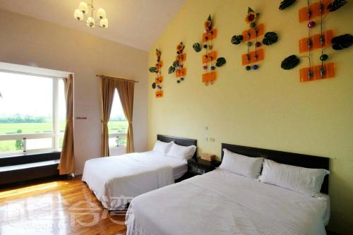 五結鄉的住宿－香草星空民宿，酒店客房设有两张床和窗户。