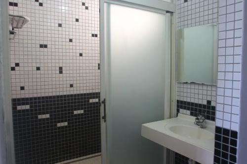 五結鄉的住宿－香草星空民宿，浴室配有盥洗盆和带镜子的淋浴