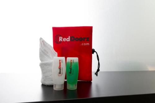 uma caixa de porta vermelha e duas escovas de dentes numa mesa em RedDoorz @ Galuh Mas em Karawang