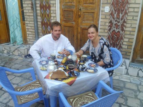 Makanan di atau berdekatan rumah tamu ini