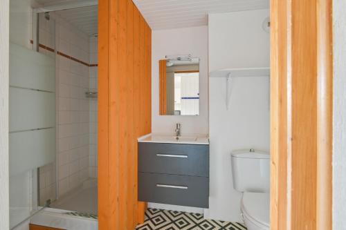 une salle de bain avec un lavabo et des toilettes dans l'établissement Appartement Bassin, à Arès