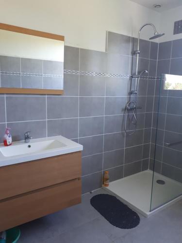 une salle de bain avec un lavabo et une douche dans l'établissement Location de vacances à Gourdon en Bouriane (46), à Gourdon