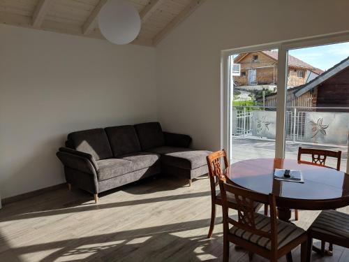 una sala de estar con un sofá y una mesa en Haus Märzenbach, en Kaufbeuren