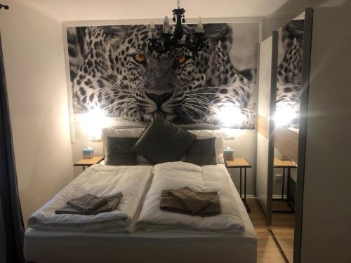 a bedroom with a bed with a mural of a leopard at Enjoyit Velden West in Selpritsch
