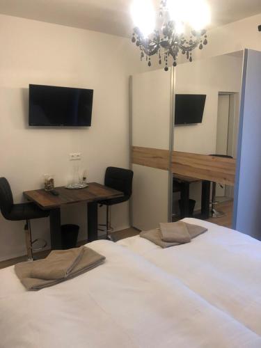 a bedroom with a bed and a table and a mirror at Enjoyit Velden West in Selpritsch