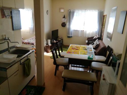 cocina y sala de estar con mesa y sillas en Hakodate station 5minutes walk vacation stay, en Hakodate