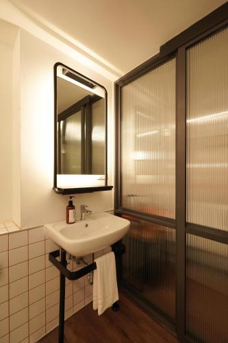 Ένα μπάνιο στο Wonderwall Hotel