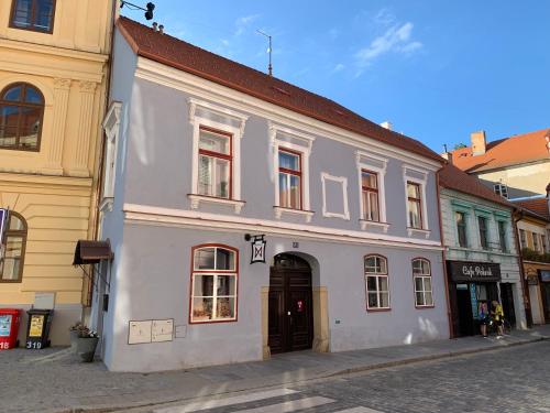 un edificio blanco al lado de una calle en Apartmany 21 Třeboň, en Třeboň