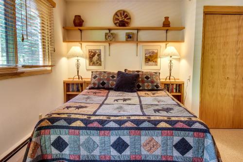 A bed or beds in a room at Cozy Slopeside Condo