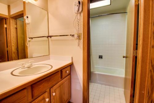 Kúpeľňa v ubytovaní Cozy Slopeside Condo