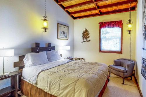 Un pat sau paturi într-o cameră la Squaw Valley Views Condo #15