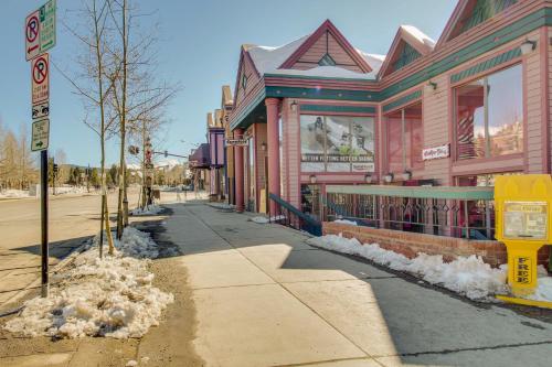 ブリッケンリッジにあるMain St. Condo in Breckenridgeの黄色い駐車計付き通り沿いの建物