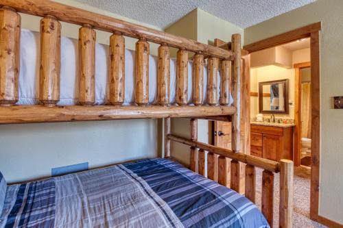 Divstāvu gulta vai divstāvu gultas numurā naktsmītnē Main St. Condo in Breckenridge