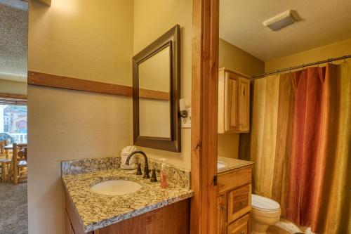 ein Bad mit einem Waschbecken und einem Spiegel in der Unterkunft Main St. Condo in Breckenridge in Breckenridge