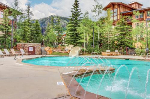 una piscina en medio de un complejo en Powderhorn Lodge 107: Columbine Suite en Solitude