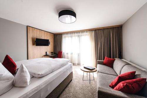 pokój hotelowy z łóżkiem i kanapą w obiekcie Hotel Thaler w mieście Rietz