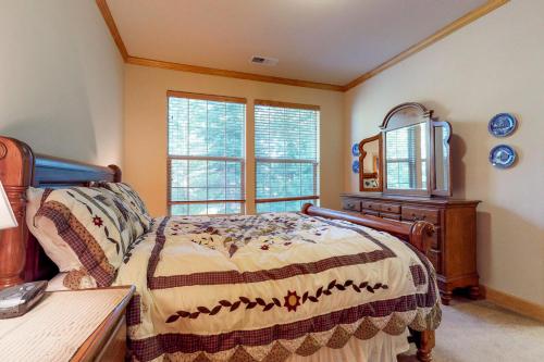 um quarto com uma cama, uma cómoda e uma janela em New England Cottage em Shaver Lake