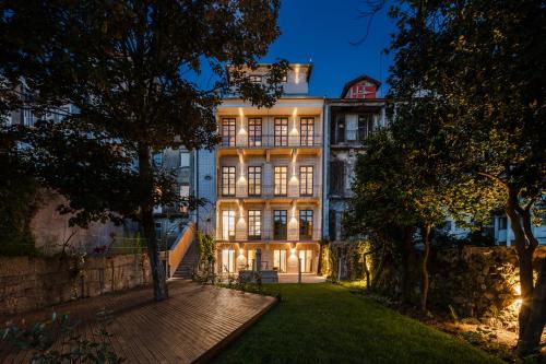 an exterior view of a building at night at Menina Colina Guesthouse in Porto