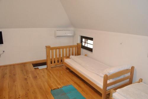 um pequeno quarto com uma cama e uma janela em Etno selo Lelić em Valjevo