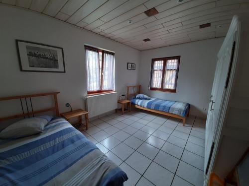 - une chambre avec 2 lits et 2 fenêtres dans l'établissement Chez Fretz, à Ribeauvillé