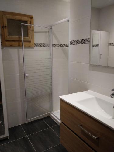 une salle de bain avec douche et lavabo dans l'établissement Le Si-près Pied des pistes, aux Carroz d'Arâches
