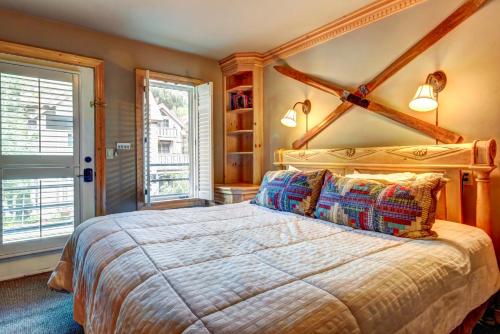 - une chambre avec un grand lit et 2 fenêtres dans l'établissement Viking Lodge B218, à Telluride