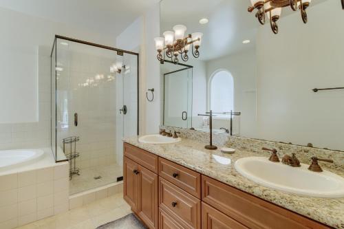 Koupelna v ubytování Oceanside Sunset Shores Updated home with balconies & rooftop deck - 2 blocks to beach