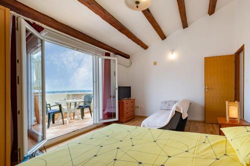 Postel nebo postele na pokoji v ubytování Sea view suite Mateo