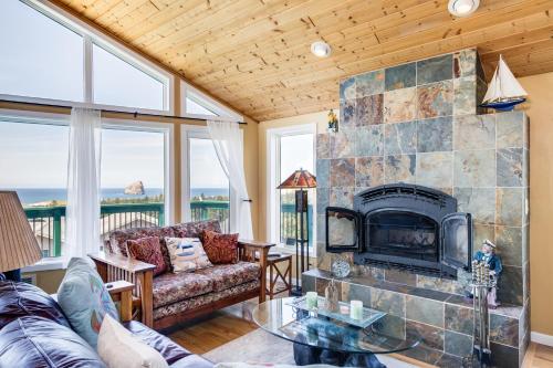 sala de estar con chimenea y vistas al océano en Romantic Views 4 Miles, en Pacific City