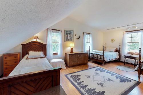 Schlafzimmer mit einem Bett, einem Schreibtisch und Fenstern in der Unterkunft Birchknoll in Greenville