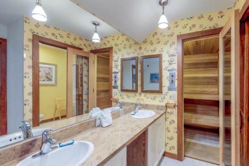 - Baño con 2 lavabos y 2 espejos en Sunrise: West Glade-H2 en South Sherburne