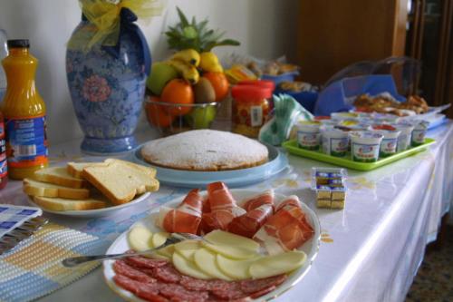 una tavola con piatti di cibo su un tavolo di Villa Consorti a Martinsicuro