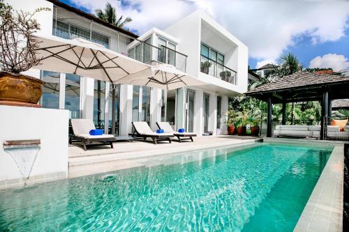 een huis met een zwembad voor een huis bij Surin Heights Villa in Surin Beach