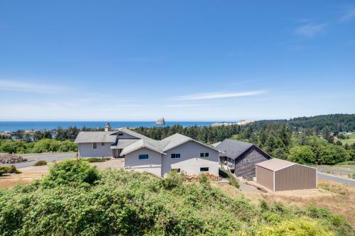 una vista aérea de una casa en una colina en Romantic Views 4 Miles, en Pacific City