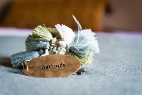 a tag with the word gratitude on it next to a flower at Borgo Castello Panicaglia in Nocera Umbra