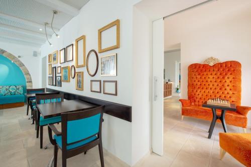 a dining room with a table and chairs and a couch at Piccolo Grand Hotel in Pizzo