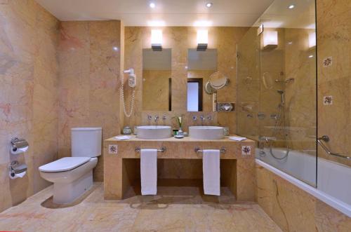 Et badeværelse på Pestana Vila Sol - Vilamoura Premium Golf Resort