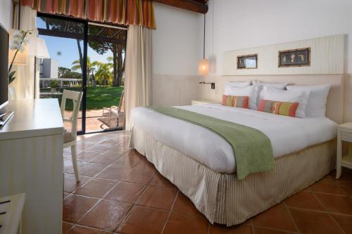 Кровать или кровати в номере Pestana Vila Sol Golf & Resort Hotel
