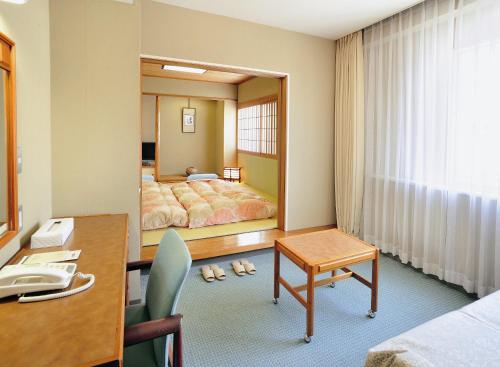 Postel nebo postele na pokoji v ubytování Bandai Silver Hotel