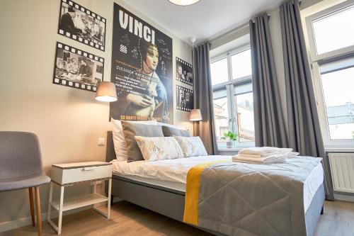 Dormitorio con cama con dosel en la pared en FLORIANSKA 32 by PI Apartments, en Cracovia